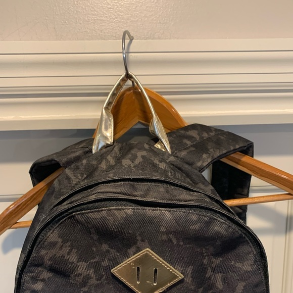 Backpack, 3 large sections w/ 2 side pockets - Picture 5 of 7